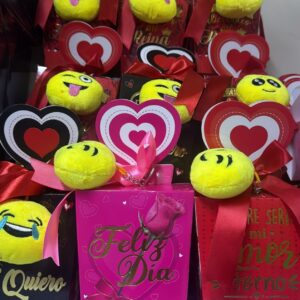 CHOCOLATE EN CAJA CON LLAVERO CARITAS L-2588